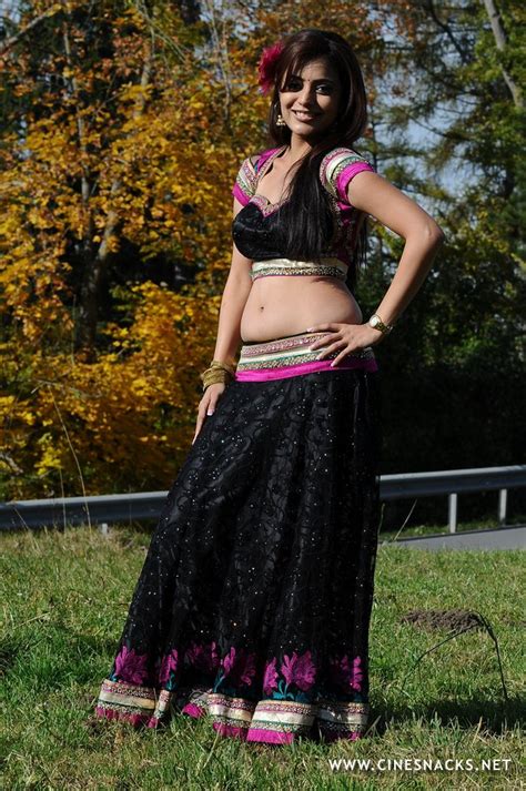 enjoy indian real life nisha agarwal navel show saree