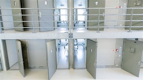 dekker vijf gevangenen  isoleercel na drugsfeestje nos