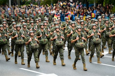 de octubre  de la fiesta nacional desfile similar en el eje proximo al santiago bernabeu