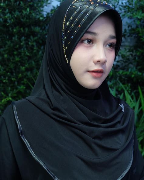 Gambar Mungkin Berisi 1 Orang Dekat Kecantikan Gaya Hijab Wanita