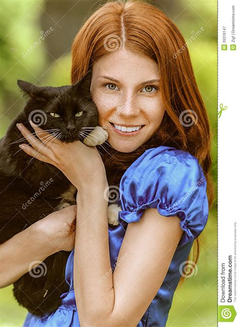 jonge vrouw met zwarte kat stock afbeelding afbeelding