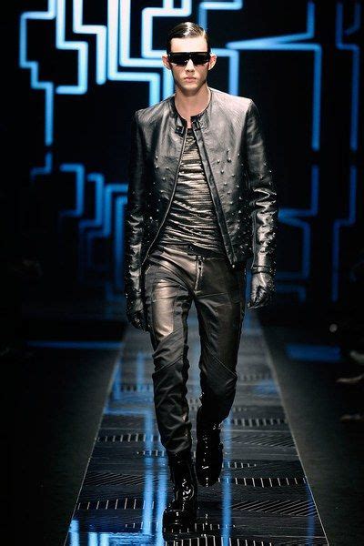 versace fall 2010 menswear fashion show versace leather fashion