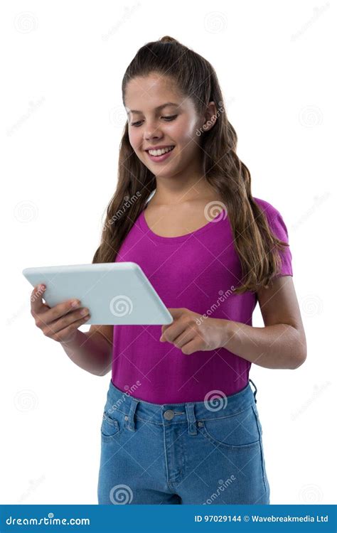 uśmiechnięta nastoletnia dziewczyna używa cyfrową pastylkę zdjęcie