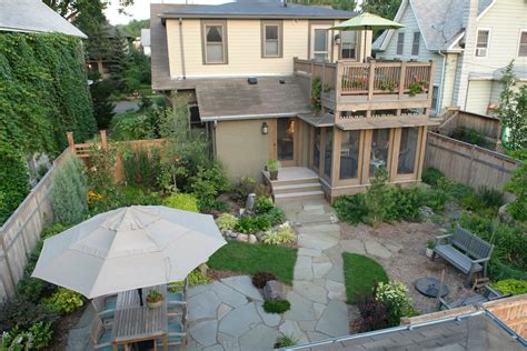 small backyard ideas    space feel larger insteading