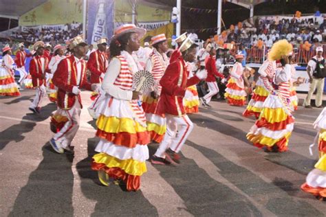 carnaval anima marginal de luanda  conta  presidente angolano na plateia