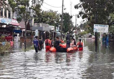kota pekanbaru dikepung banjir basarnas  bpbd kerahkan perahu karet