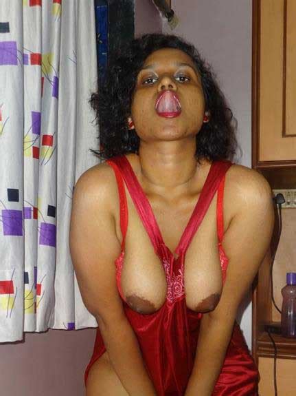 indian aunty ki chut ki garmi badh gai thi nude boobs chusne ki offer ki