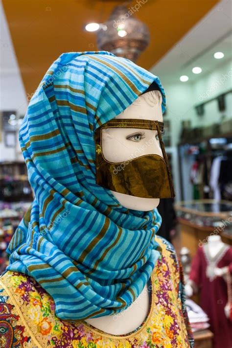 traditionelle arabische frauen gesichtsmaske und kopftuch