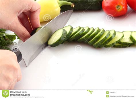 het snijden van een komkommer stock foto image  plak besnoeiing