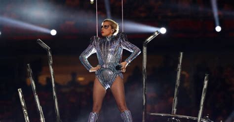La Tenue De Lady Gaga Signée Versace Pour Le Super Bowl Annonce Son