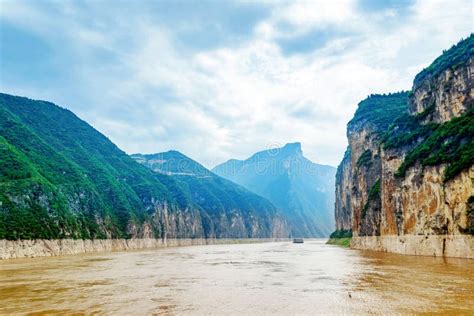 il fiume chang jiang  gorges fotografia stock immagine  navi