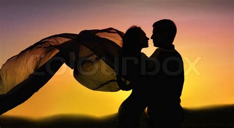 schöne elegante paar in liebe tanzen bei sonnenuntergang stockfoto colourbox