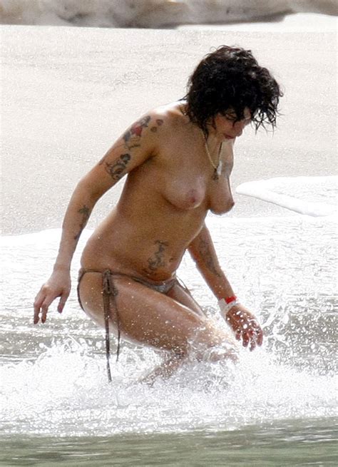 amy winehouse topless on the beach naked amy winehouse nudity amy winehouse see through amy