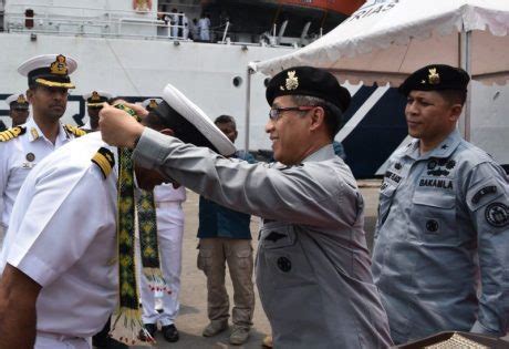 bakamla ri sambut kedatangan kapal indian coast guard samudra prahari