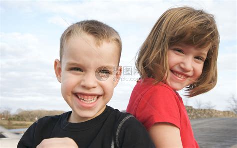 两个孩子在公园看着镜头微笑高清图片下载 正版图片303641788 摄图网
