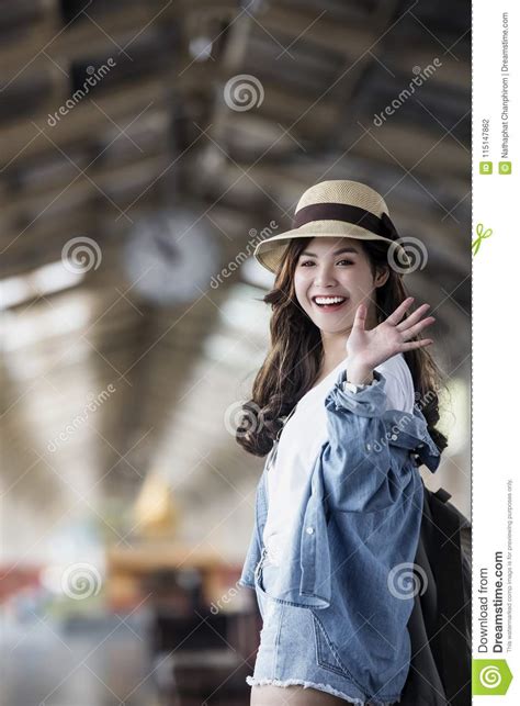 De Aziatische Vrouwen Glimlachende En Golvende Hand Van De