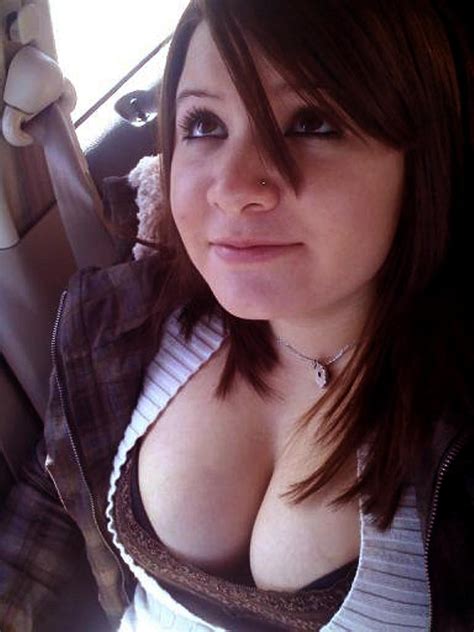 busty amateurs lrg breasted super hottie cleavage [nn]
