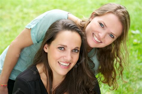 Portrait De Deux Jeunes Femmes En Riant à L Extérieur Photo Premium
