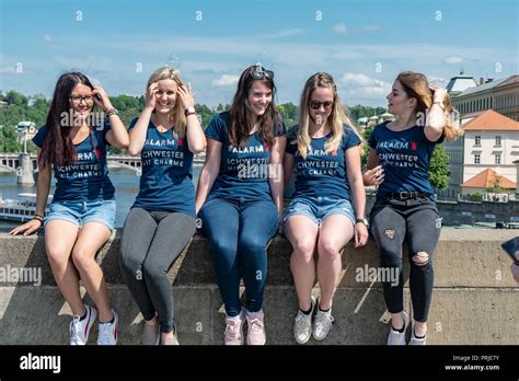 grupo de niñas en el puente de carlos en praga república checa