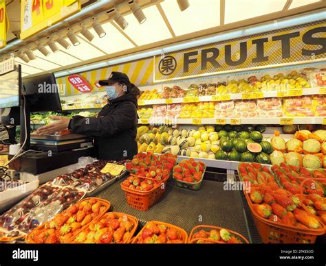 peking china  april  menschen kaufen obst und gemuese
