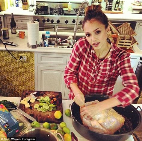 jessica alba prepares gets hands on with thanksgiving