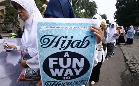islamic radicals protest sexy valentine s day in indonesia telegraph