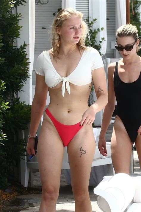 sophie turner tits thefappening