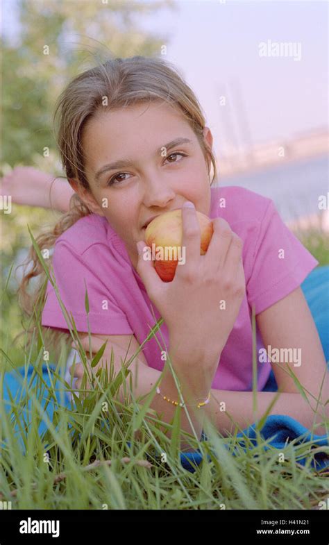 mädchen liegen essen wiese apple 12 jahre jugendliche teenager