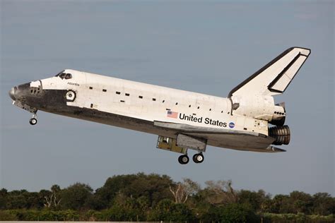 filespace shuttle atlantis approaching  kennedy space center