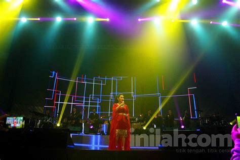 Foto Penampilan Vina Panduwinata Dalam Konser Semua Jadi Satu