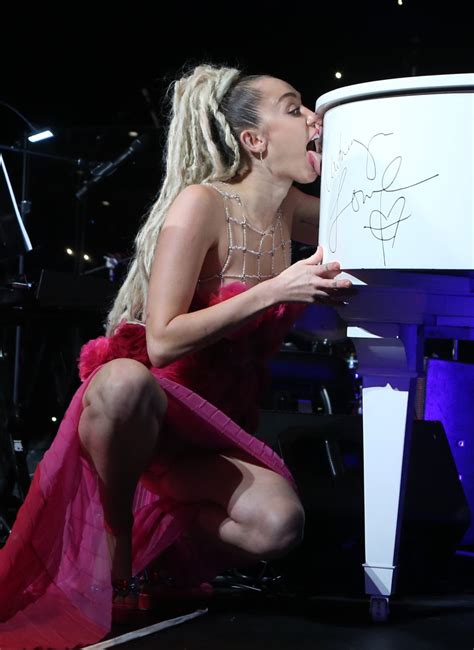 Miley Cyrus Upskirt 3 Photos Thefappening