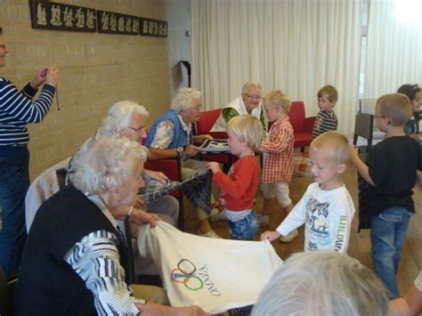 ouderen bewegen met kleuters ouderen activiteiten peutergym activiteiten
