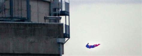 drone superman de greenpeace vient secraser sur une centrale nucleaire