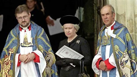 koningin elizabeth toonde uitzonderlijk gedrag op begrafenis diana entertainment telegraafnl
