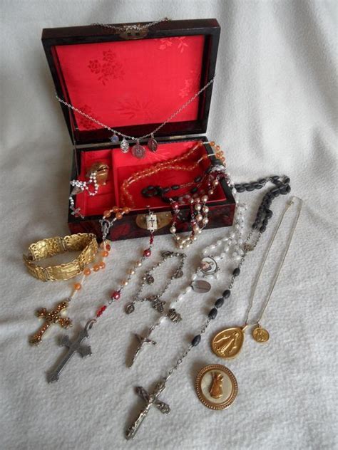 geveild bij catawiki juwelen kistje met een lot rozenkransen medailles broch enz de