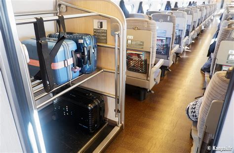 le transport complique de gros bagages en shinkansen