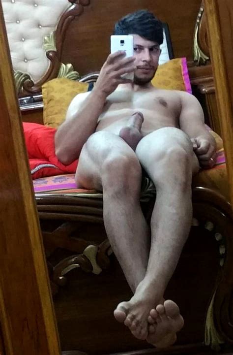 sexy naked pics of a horny desi hunk showing off his body indian gay site