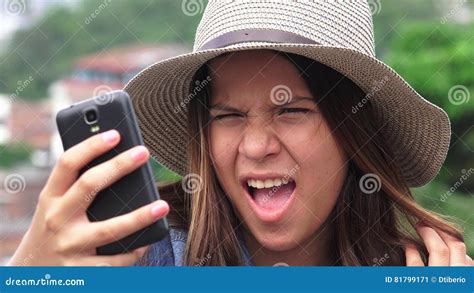 entzückendes jugendlich mädchen das selfies und lustige gesichter