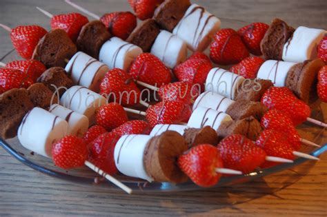 aardbeienspiesjes met chocoladecakejes en marshmallows glutenvrij notenvrij melkvrij en