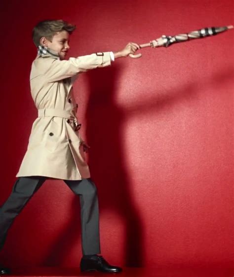 Mężczyzna Romeo Beckham In The New Burberry Spring Summer 2013 Campaign