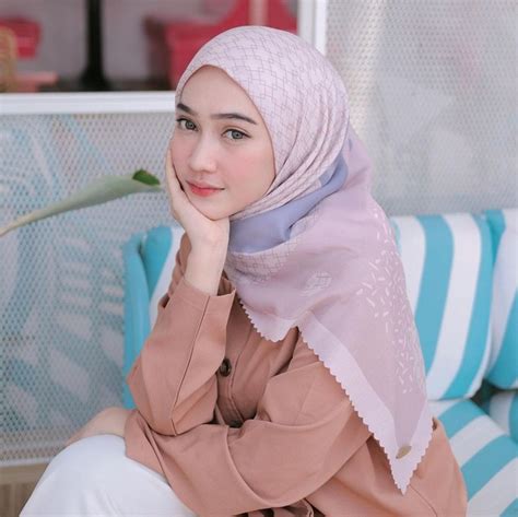 5 inspirasi gaya hijab simpel dan menawan ala selebgram sinta sri antan