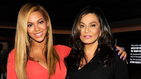 beyoncé s mom tina knowles cuts her daughter s hair — video allure