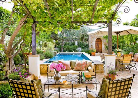 ways  create  inviting backyard getaway  homes gardens