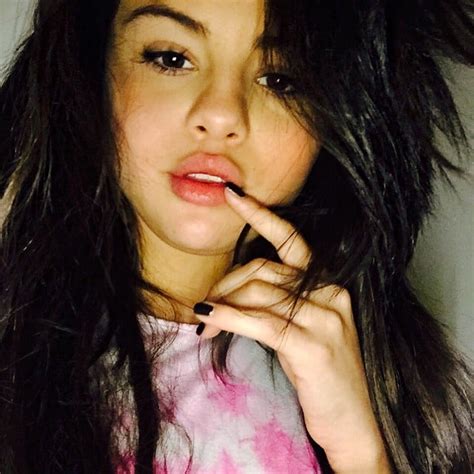 2015 the year selena upped her selfie game and mastered