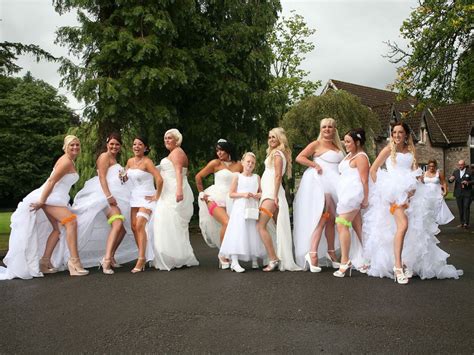 Esta Pareja Gay Vistió A Sus 10 Damas Con Vestidos De Novia