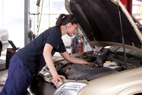 pin  conseils voitures  depannage  remorquage woman mechanic auto repair mobile mechanic
