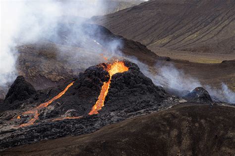 eruption  iceland volcano easing  affecting flights pbs news weekend