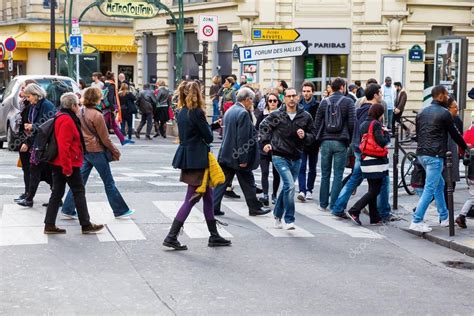 Multitudes De Personas En La Ciudad De París 2024