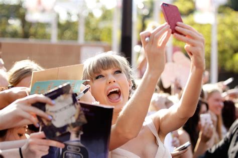 she took photos with her fans while arriving at the aria awards in
