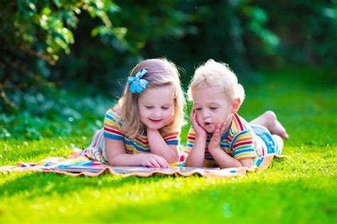 孩子站在草地上图片 草地上的一群快乐的孩子素材 高清图片 摄影照片 寻图免费打包下载
